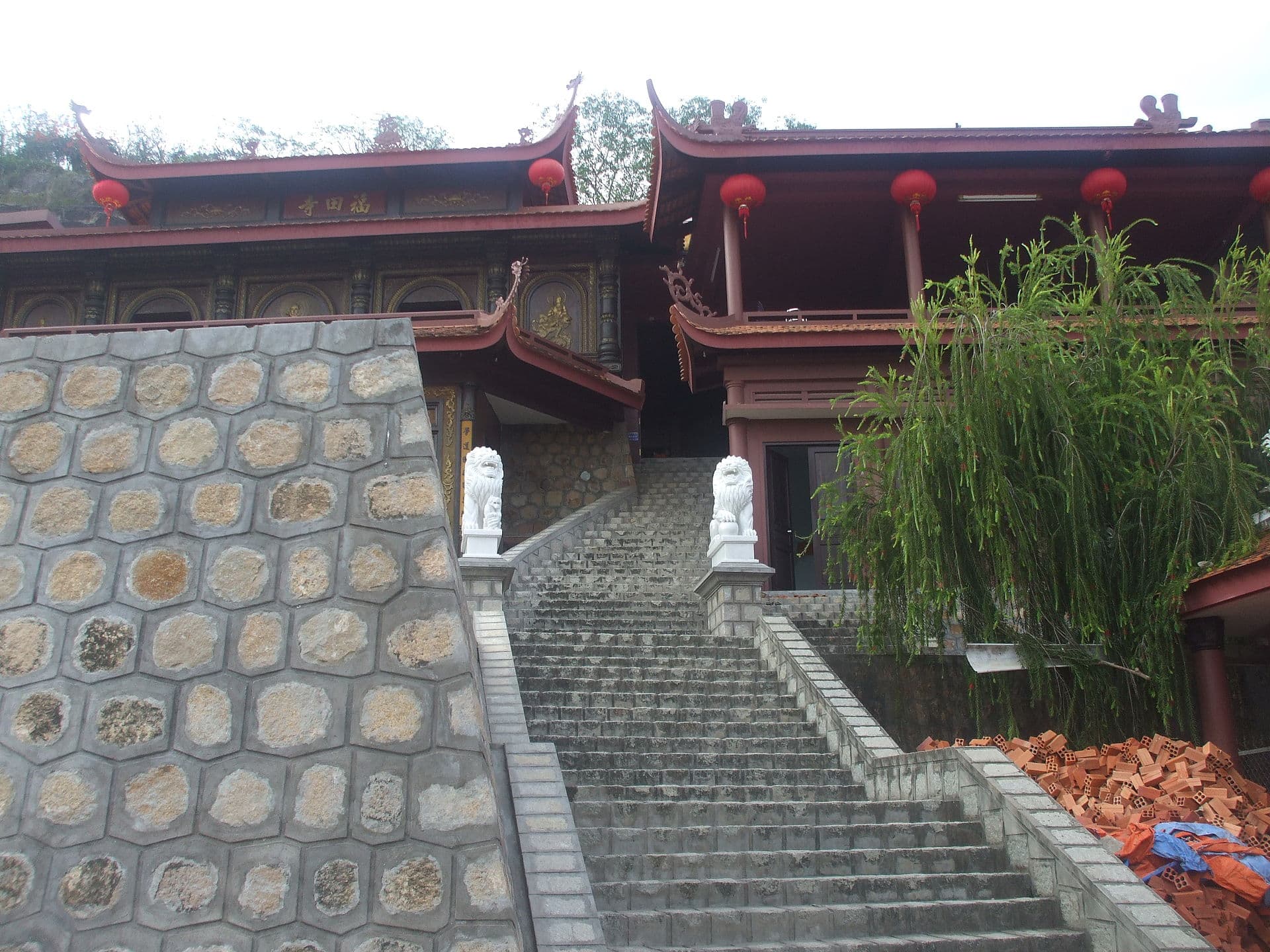 Chùa Hang